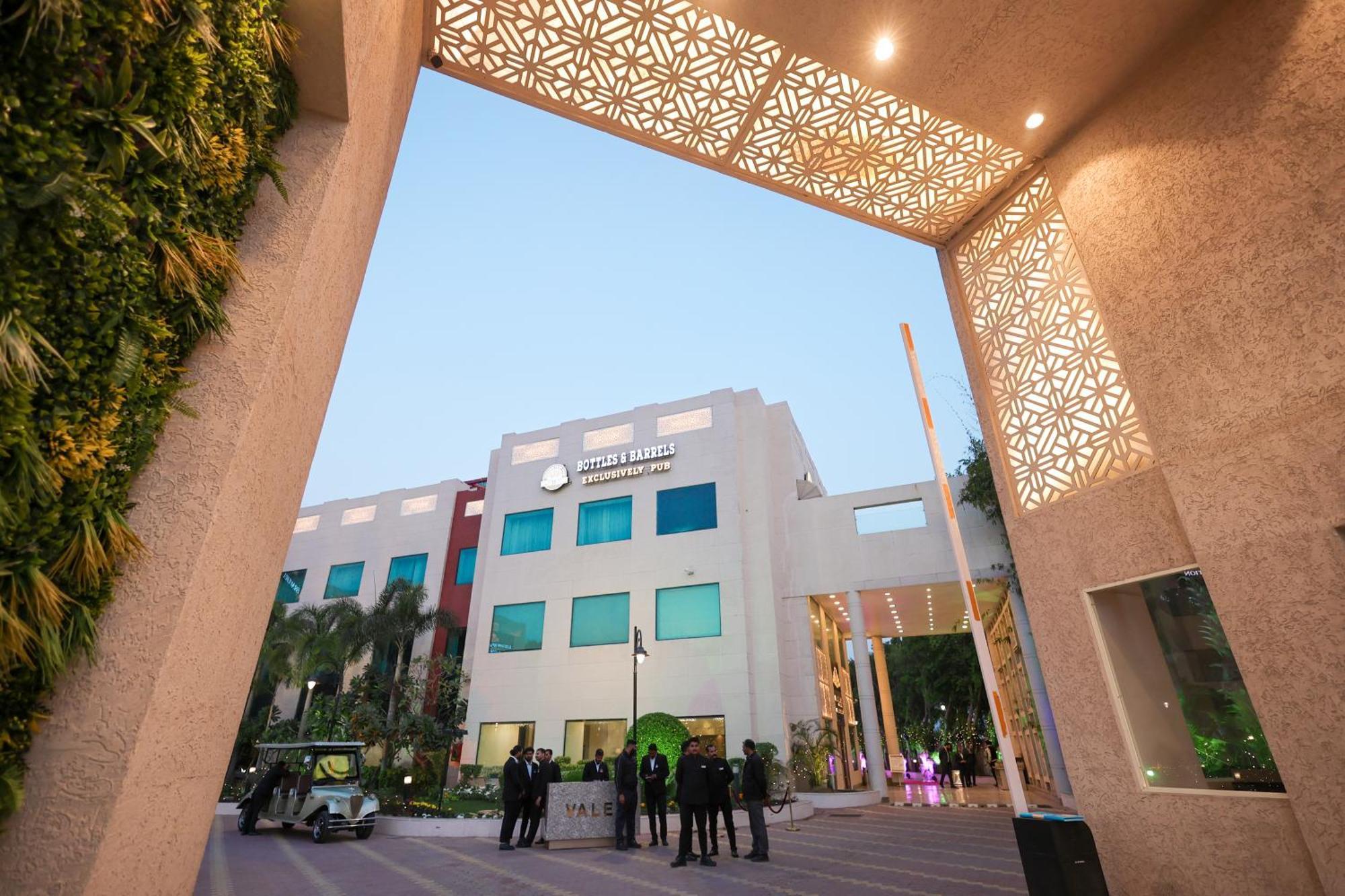 Bravura Gold Resort Meerut Extérieur photo