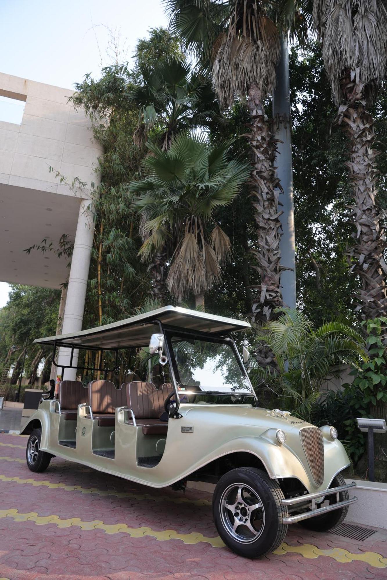 Bravura Gold Resort Meerut Extérieur photo